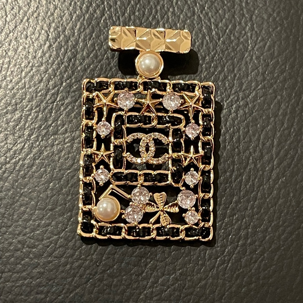 Fashion Jewelry Gold and Black Brooch with Pearl and Crystal Details